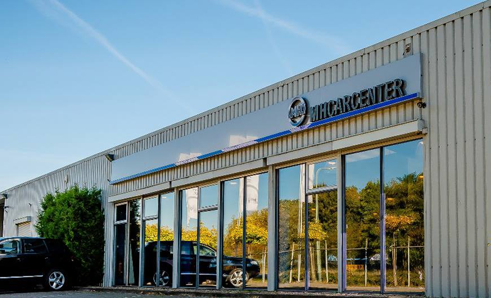 Het pand van MH Carcenter aan de Molenvaart in Brunssum, met de letters MHCARCENTER op de gevel